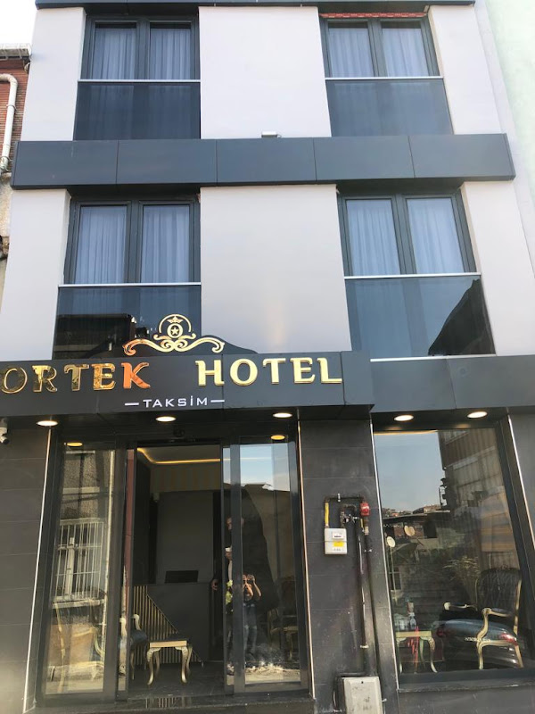 AURA HOTEL