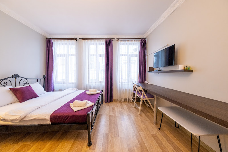 Frame Hotel & Suites