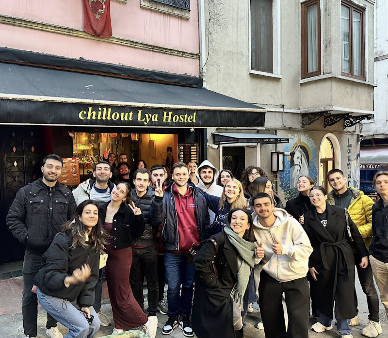 Chilloutlya Hostel & Lounge