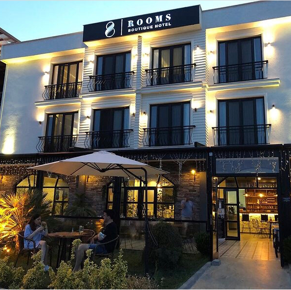 8 Rooms Hotel